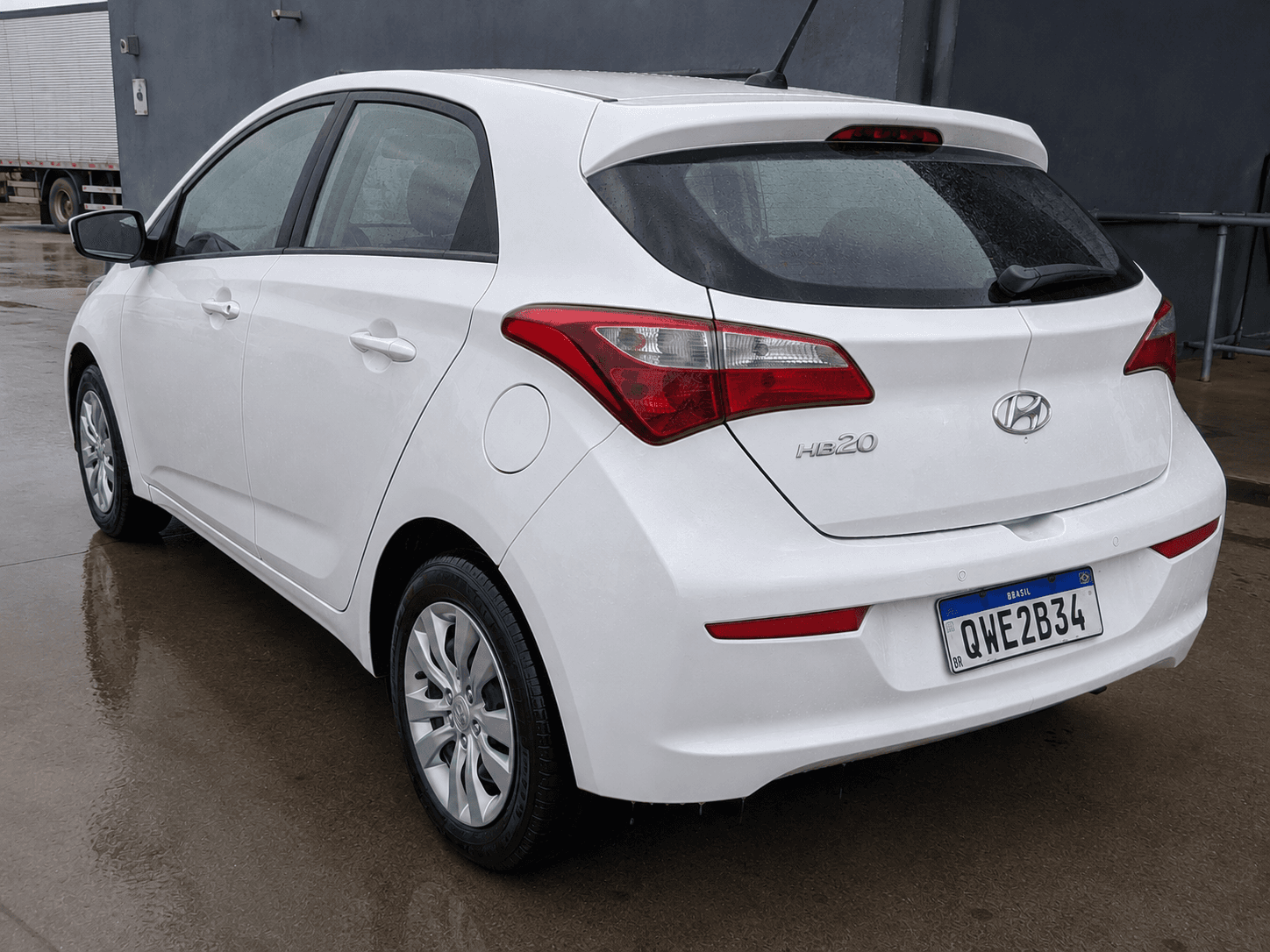 Foto de carro na vitrine virtual